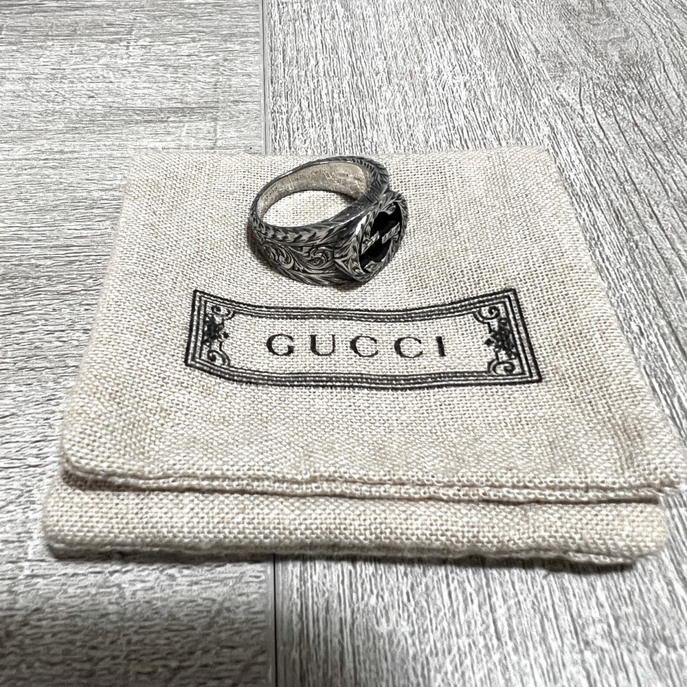 Beautiful, Excellent condition Interlocking Gucci Garden Ring